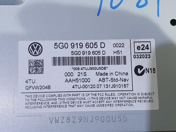 Radiobedienfeld van een Volkswagen Golf VII (AUA) 1.6 TDI 16V 2014