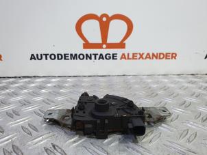 Używane Mechanizm zamka pokrywy silnika Ford Mondeo III 1.8 16V Cena € 30,00 Procedura marży oferowane przez Alexander Autodemontage