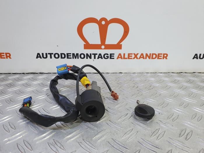 Używane Stacyjka + Kluczyk Peugeot 206 (2A/C/H/J/S) 1.1 XN,XR Cena € 50,00 Procedura marży oferowane przez Alexander Autodemontage