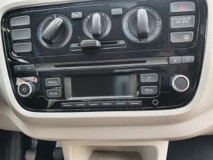 Używane Radioodtwarzacz CD Volkswagen Up! (121) 1.0 12V 75 Cena na żądanie oferowane przez Alexander Autodemontage