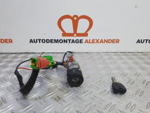 Usagé Serrure de contact + clé Peugeot 307 CC (3B) 2.0 16V Prix sur demande proposé par Alexander Autodemontage