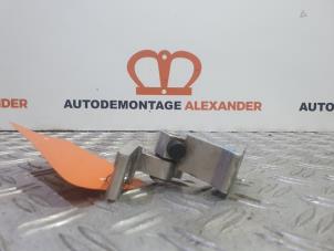 Used Front door hinge, right Volkswagen Polo V (6R) 1.2 TDI 12V BlueMotion Price on request offered by Alexander Autodemontage