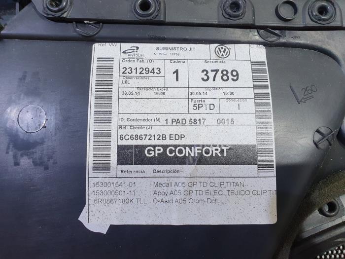 Revêtement portière 4portes arrière droite d'un Volkswagen Polo V (6R) 1.4 TDI DPF BlueMotion technology 2014