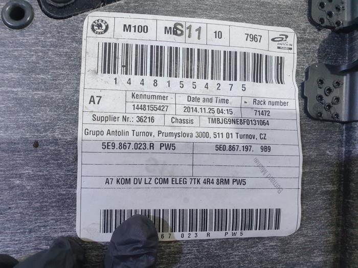 Türverkleidung 4-türig links hinten van een Skoda Octavia Combi (5EAC) 1.6 TDI GreenTec 16V 2015