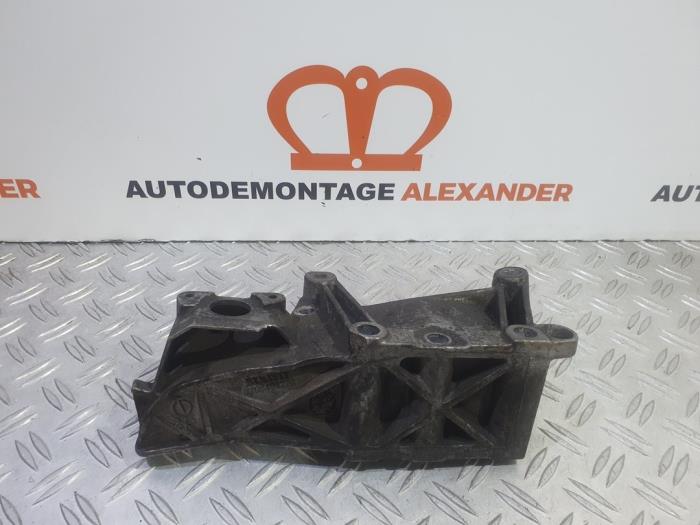 Used Engine mount Renault Trafic New (FL) 2.5 dCi 16V 115 FAP Price € 70,00 Margin scheme offered by Alexander Autodemontage