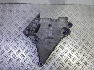 Engine mount from a Seat Leon (1P1) 2.0 TDI 16V 2006