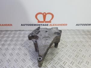 Engine mount from a Seat Leon (1P1) 2.0 TDI 16V 2006