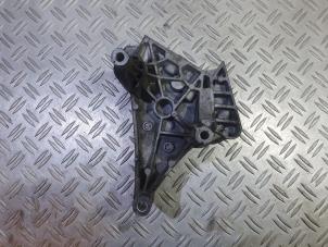 Engine mount from a Seat Leon (1P1) 2.0 TDI 16V 2006