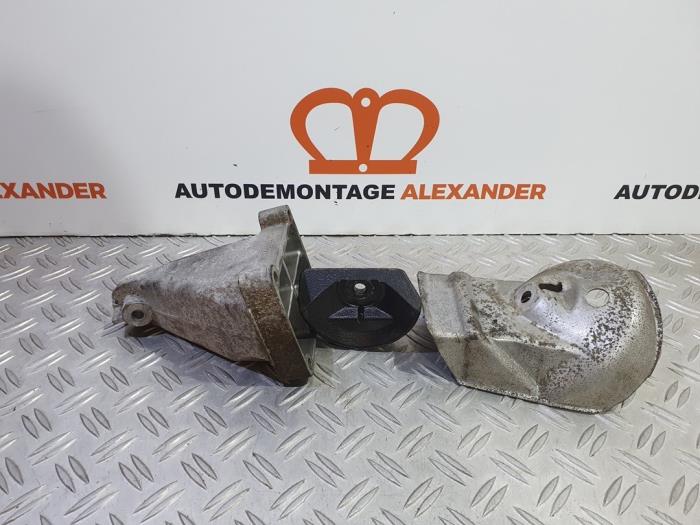 Engine mount from a Mercedes-Benz C Combi (S203) 1.8 C-180K 16V 2003