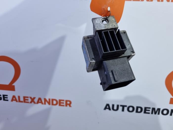 Glow plug relay Renault Trafic New 2.0 dCi 16V 90 8200859243