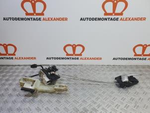 Usados Mecanismo de cerradura de puerta de 4 puertas derecha detrás Kia Picanto (TA) 1.0 12V Precio de solicitud ofrecido por Alexander Autodemontage