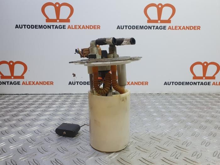 Electric fuel pump from a Daewoo Aveo (250) 1.2 16V 2011