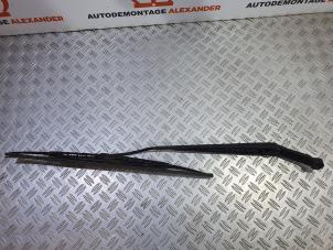 Used Front wiper arm Chevrolet Aveo (250) 1.2 16V Price on request offered by Alexander Autodemontage