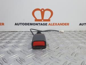 Używane Wtyk pasa bezpieczenstwa lewy przód Chevrolet Aveo (250) 1.2 16V Cena na żądanie oferowane przez Alexander Autodemontage