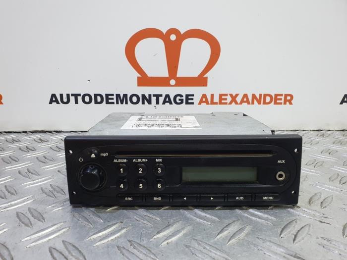Radio CD player from a Renault Kangoo/Grand Kangoo (KW) 1.5 dCi 90 FAP 2013