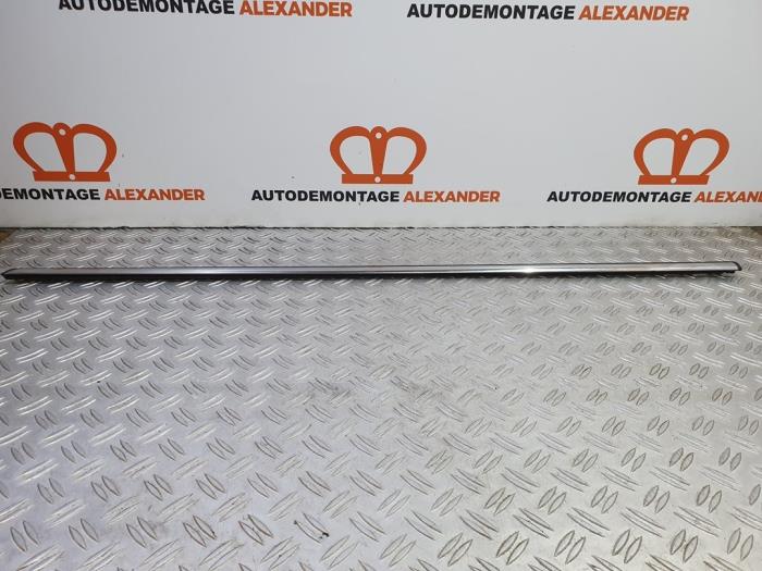 Begagnade Dörrstripe Mini Mini (R56) 1.6 16V Cooper Pris € 25,00 Marginaltabell erbjuds av Alexander Autodemontage