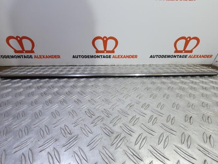 Begagnade Dörrstripe Mini Mini (R56) 1.6 16V Cooper Pris på förfrågan erbjuds av Alexander Autodemontage
