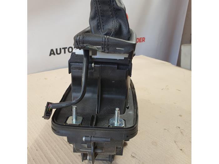 Automatic gear selector from a Audi A4 Avant (B8) 2.0 TDI 16V 2011