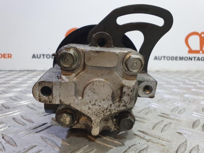 Power steering pump from a Daewoo Aveo (250) 1.2 16V 2011