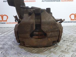 Used Front brake calliper, right Volkswagen Transporter T5 2.5 TDi Price on request offered by Alexander Autodemontage