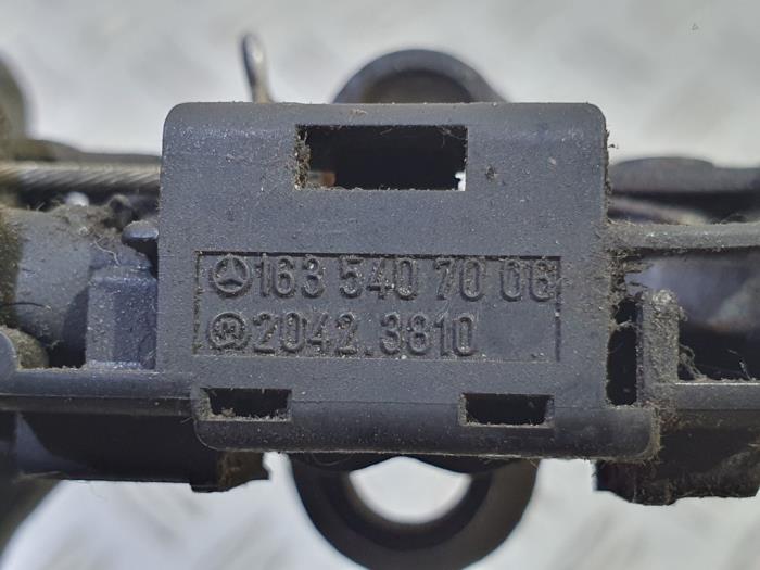 Bonnet lock mechanism from a Mercedes-Benz ML I (163) 320 3.2 V6 18V Autom. 2000