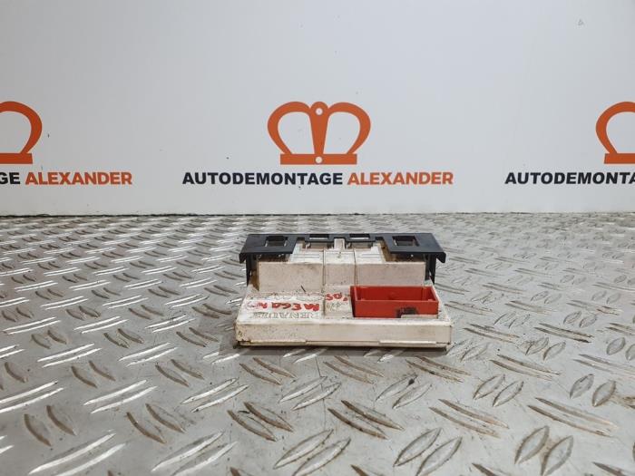 Begagnade Klocka Renault Megane II CC (EM) 1.6 16V Pris på förfrågan erbjuds av Alexander Autodemontage