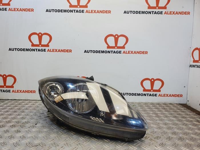 Używane Reflektor prawy Seat Leon (1P1) 1.8 TSI 16V Cena € 45,00 Procedura marży oferowane przez Alexander Autodemontage
