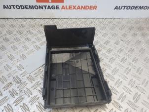 Usados Tapa de la batería Volkswagen Golf VI (5K1) 1.2 TSI BlueMotion Precio € 25,00 Norma de margen ofrecido por Alexander Autodemontage