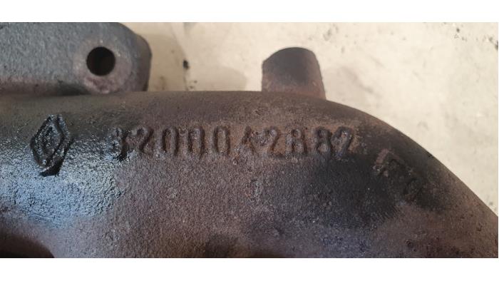 Exhaust manifold from a Renault Master III (FD/HD) 2.5 dCi 16V 2002