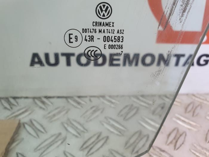 Szyba drzwi lewych przednich wersja 4-drzwiowa z Volkswagen Jetta III (1K2) 1.9 TDI 2007