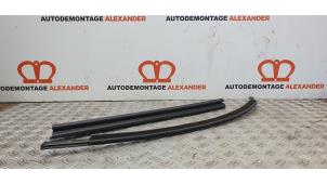 Used Rear door seal 4-door, right Renault Clio IV (5R) 0.9 Energy TCE 90 12V Price on request offered by Alexander Autodemontage