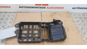 Usagé Boîte à fusibles Audi A6 Quattro (C6) 3.2 V6 24V FSI Prix € 30,00 Règlement à la marge proposé par Alexander Autodemontage