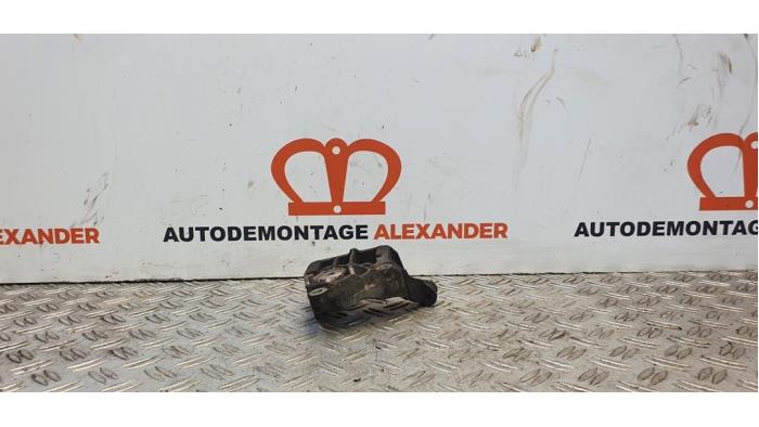 Power steering pump mounting bracket
