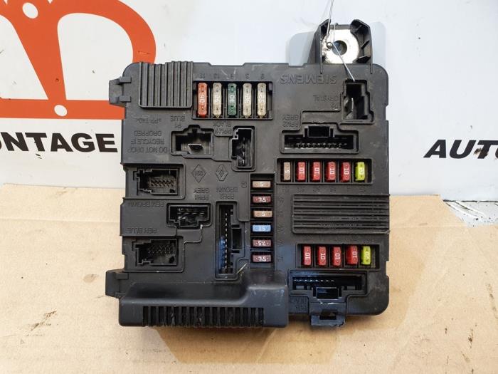 Fuse box Renault Megane II Grandtour 1.6 16V - 8200306033A SIEMENS