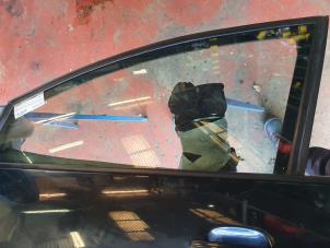 Używane Szyba drzwi lewych przednich wersja 4-drzwiowa Seat Ibiza IV (6J5) 1.9 TDI 105 Cena na żądanie oferowane przez Alexander Autodemontage