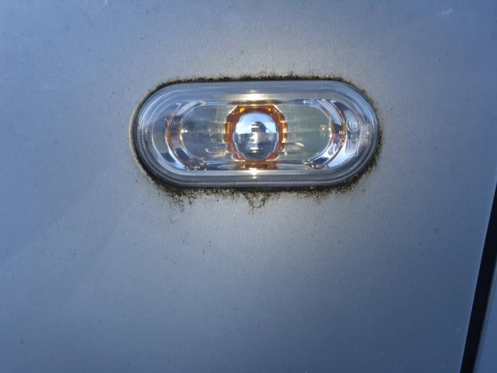 Blinker Kotflügel links vorne van een Seat Ibiza IV (6J5) 1.4 16V 2012