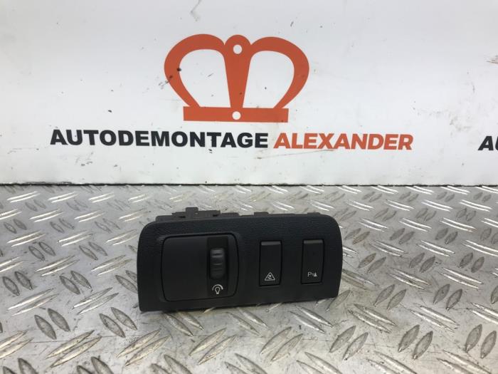Używane Przelacznik Renault Megane III Grandtour (KZ) 1.4 16V TCe 130 Cena na żądanie oferowane przez Alexander Autodemontage