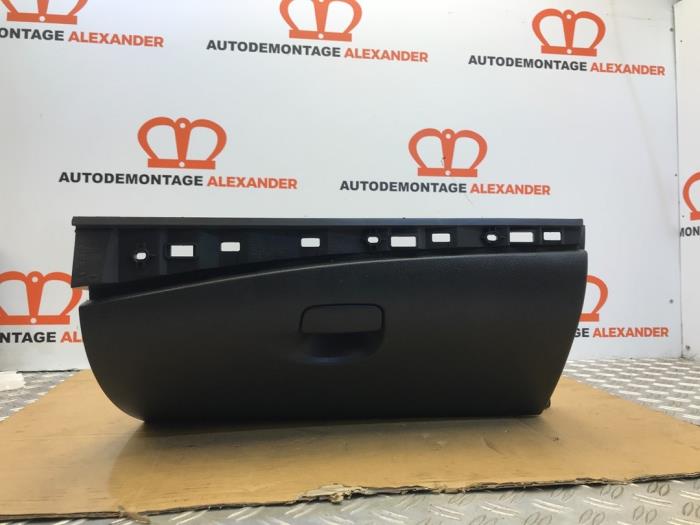 Begagnade Handskfack Renault Megane III Grandtour (KZ) 1.4 16V TCe 130 Pris på förfrågan erbjuds av Alexander Autodemontage