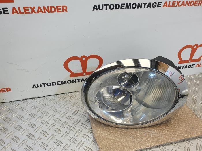 Używane Reflektor prawy BMW Mini (R50/53) 1.6 16V Cooper Cena € 75,00 Z VAT oferowane przez Alexander Autodemontage