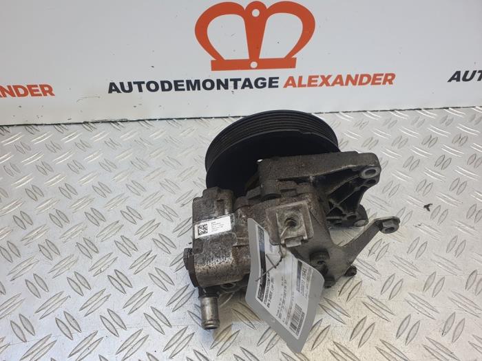 Power steering pump from a BMW 5 serie (E60) 530d 24V 2008