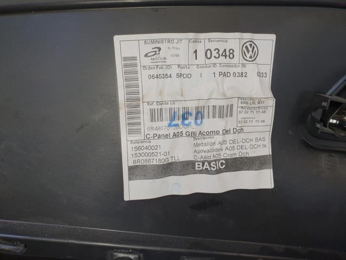 Tapizado de puerta de 4 puertas derecha delante de un Volkswagen Polo V (6R) 1.2 TDI 12V BlueMotion 2011