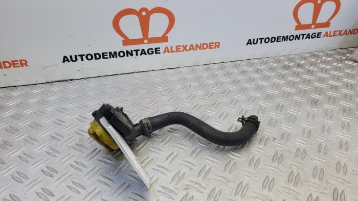 Gebrauchte Öl Füllrohr Renault Trafic New (FL) 2.5 dCi 16V 115 FAP Preis auf Anfrage angeboten von Alexander Autodemontage