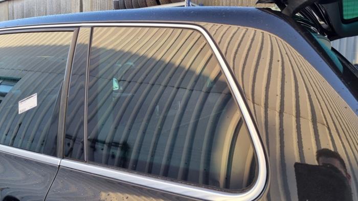 Rear vent glass