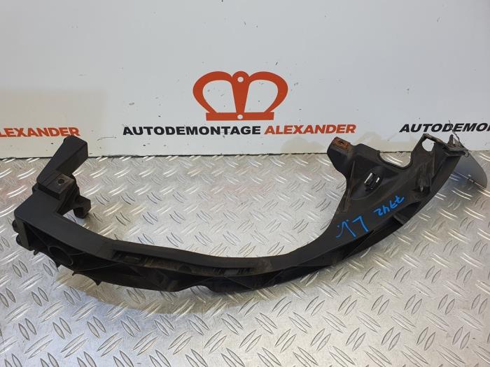 Begagnade Strålkastarram, vänster BMW 1 serie (E87/87N) 120i 16V Pris € 40,00 Marginaltabell erbjuds av Alexander Autodemontage
