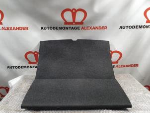 Usados Alfombrilla de maletero BMW 1 serie (F20) 116i 1.6 16V Precio de solicitud ofrecido por Alexander Autodemontage
