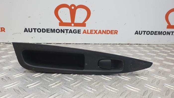 Usados Interruptor de ventanilla eléctrica Nissan Qashqai (J11) 1.5 dCi DPF Precio de solicitud ofrecido por Alexander Autodemontage