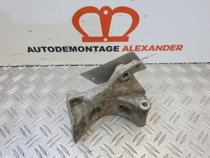 Usagé Support dynamo haut Renault Twingo II (CN) 1.2 Prix sur demande proposé par Alexander Autodemontage