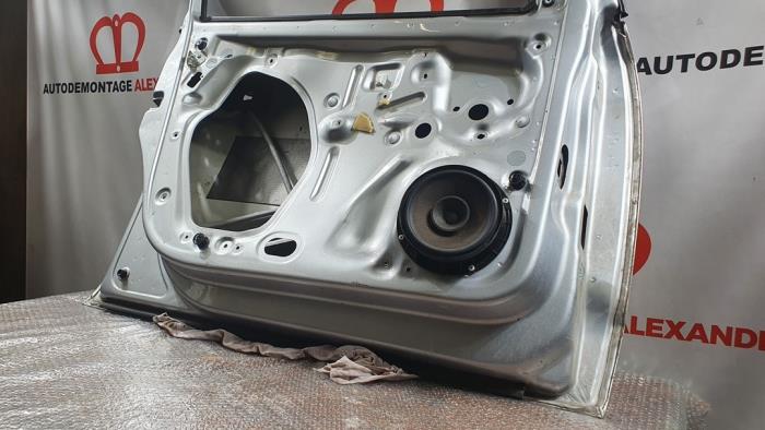 Tür 4-türig links vorne van een Volkswagen Polo V (6R) 1.2 TDI 12V BlueMotion 2010