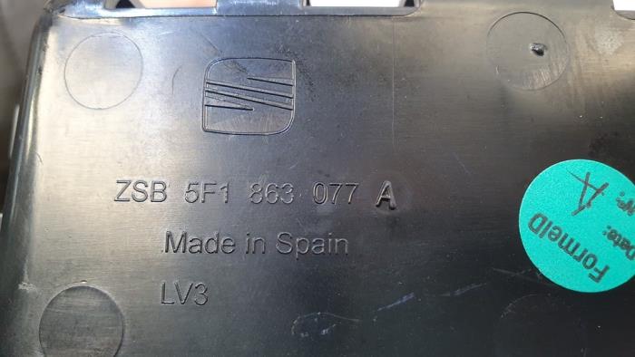 Compartimiento de almacenamiento de un Seat Leon (5FB) 1.4 TSI 16V 2013
