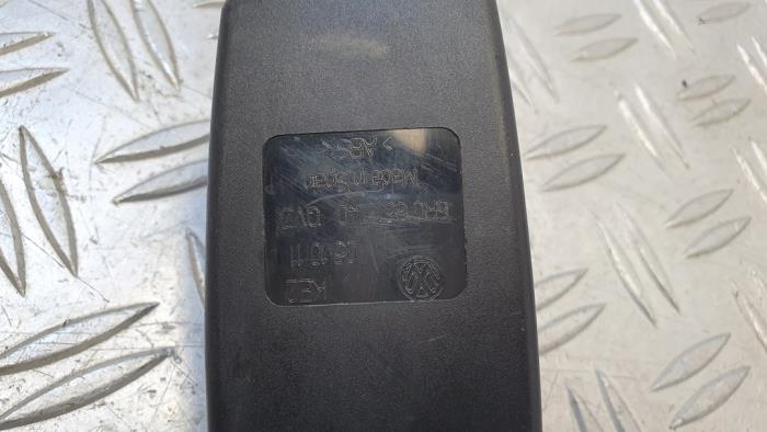 Rear seatbelt buckle, centre from a Seat Ibiza IV (6J5) 1.2 12V 2012
